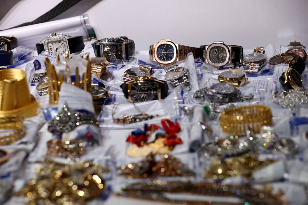 Demir Yumruk'ta yeni detaylar şoke etti! Deste deste paralar, özel uçak, binlerce banka hesabı... 1