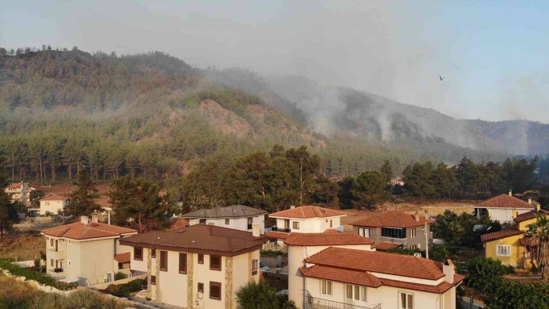 Gece duran müdahale sabah saatlerinde yeniden başladı: Marmaris'te son durum 8