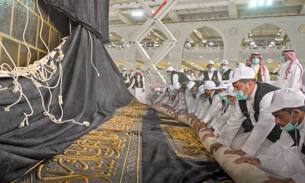 120 kilo altın, 100 kilo gümüş iplik... Kâbe’nin örtüsü yenilendi 11