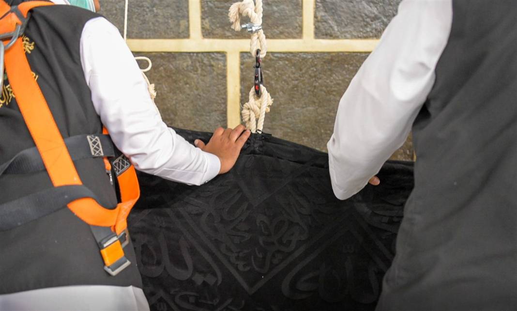 120 kilo altın, 100 kilo gümüş iplik... Kâbe’nin örtüsü yenilendi 8