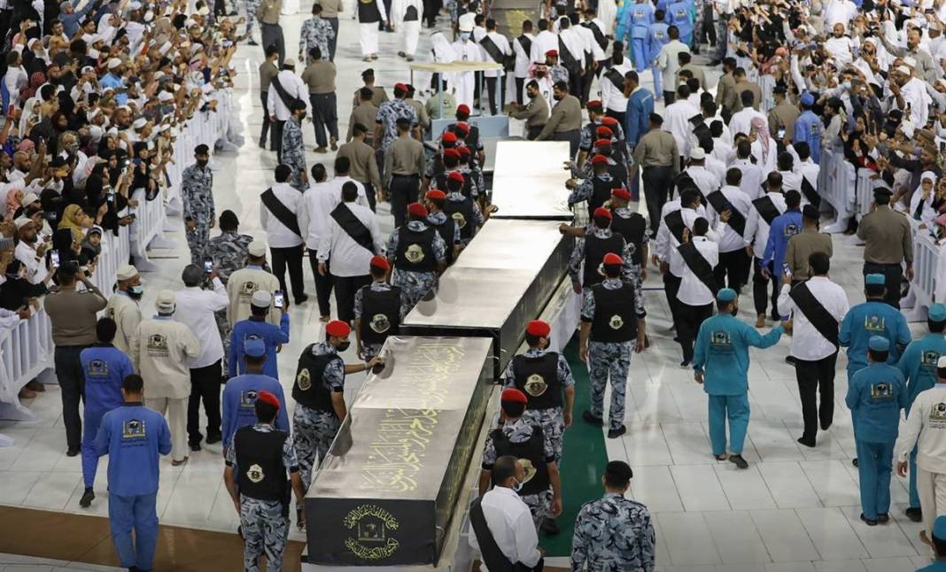 120 kilo altın, 100 kilo gümüş iplik... Kâbe’nin örtüsü yenilendi 5