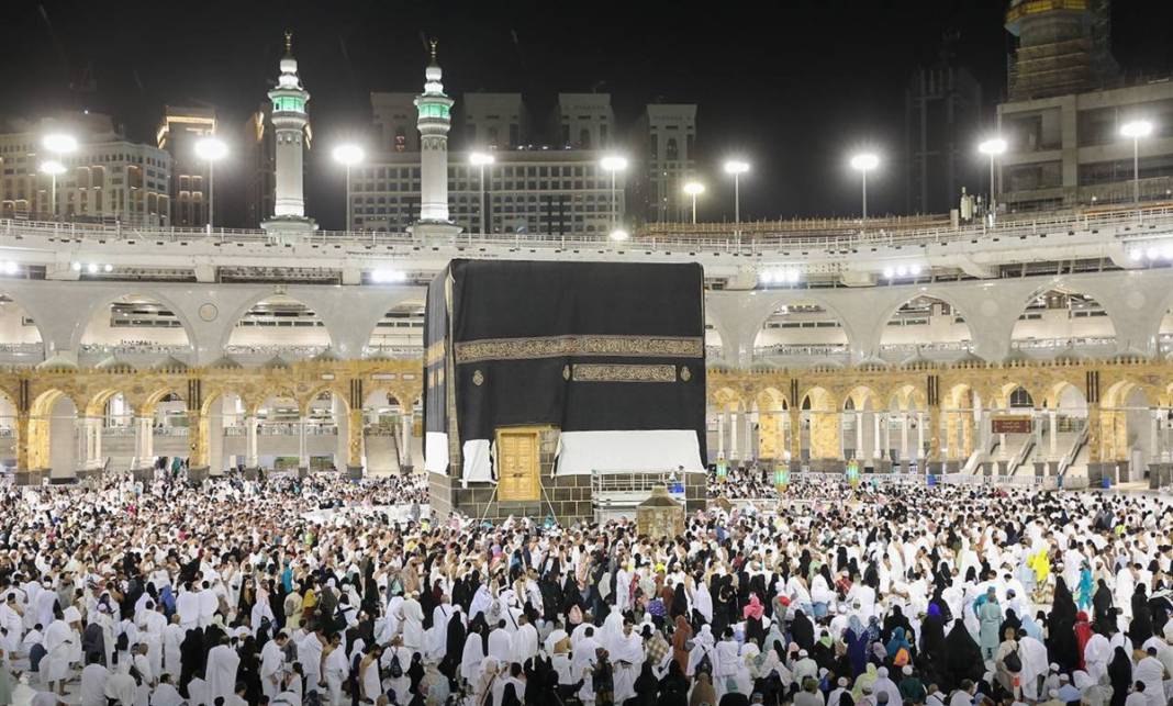 120 kilo altın, 100 kilo gümüş iplik... Kâbe’nin örtüsü yenilendi 1