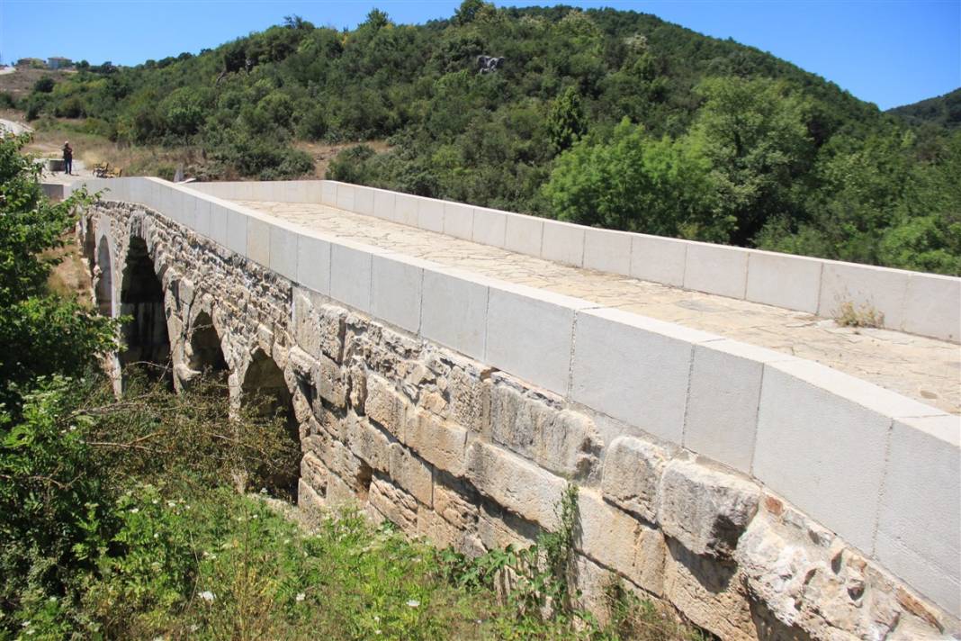 Tepki çeken restorasyon: 2 bin yıllık Roma köprüsüne beton bloklar koydular 12
