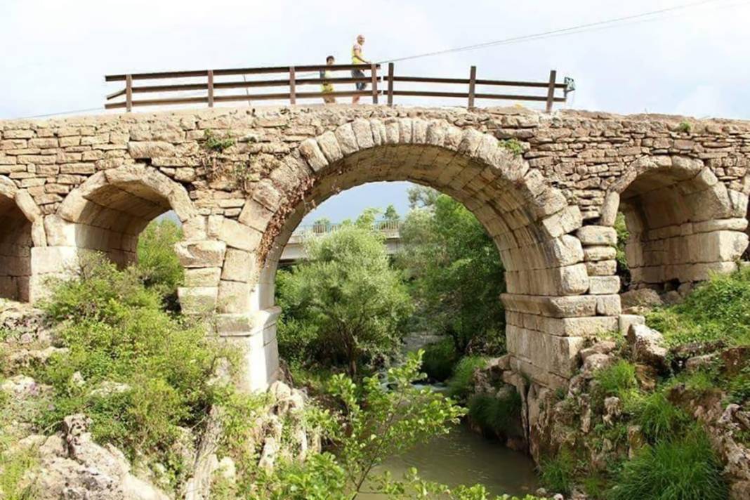 Tepki çeken restorasyon: 2 bin yıllık Roma köprüsüne beton bloklar koydular 3