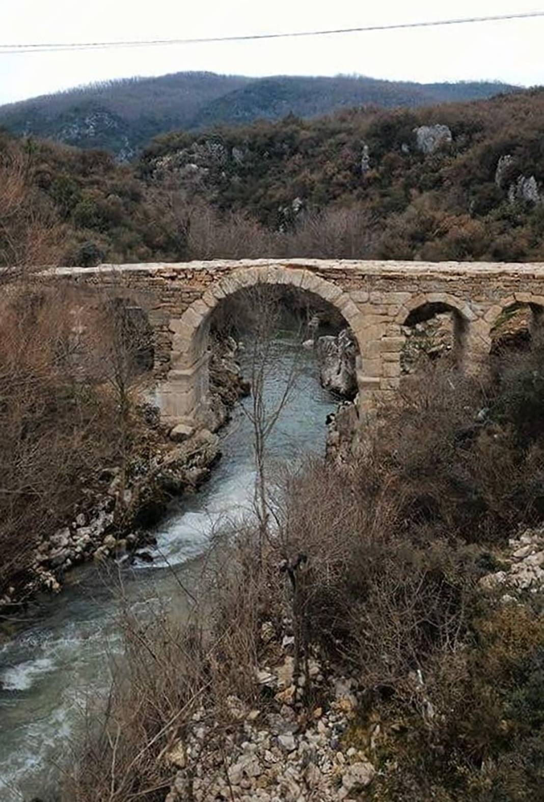 Tepki çeken restorasyon: 2 bin yıllık Roma köprüsüne beton bloklar koydular 2