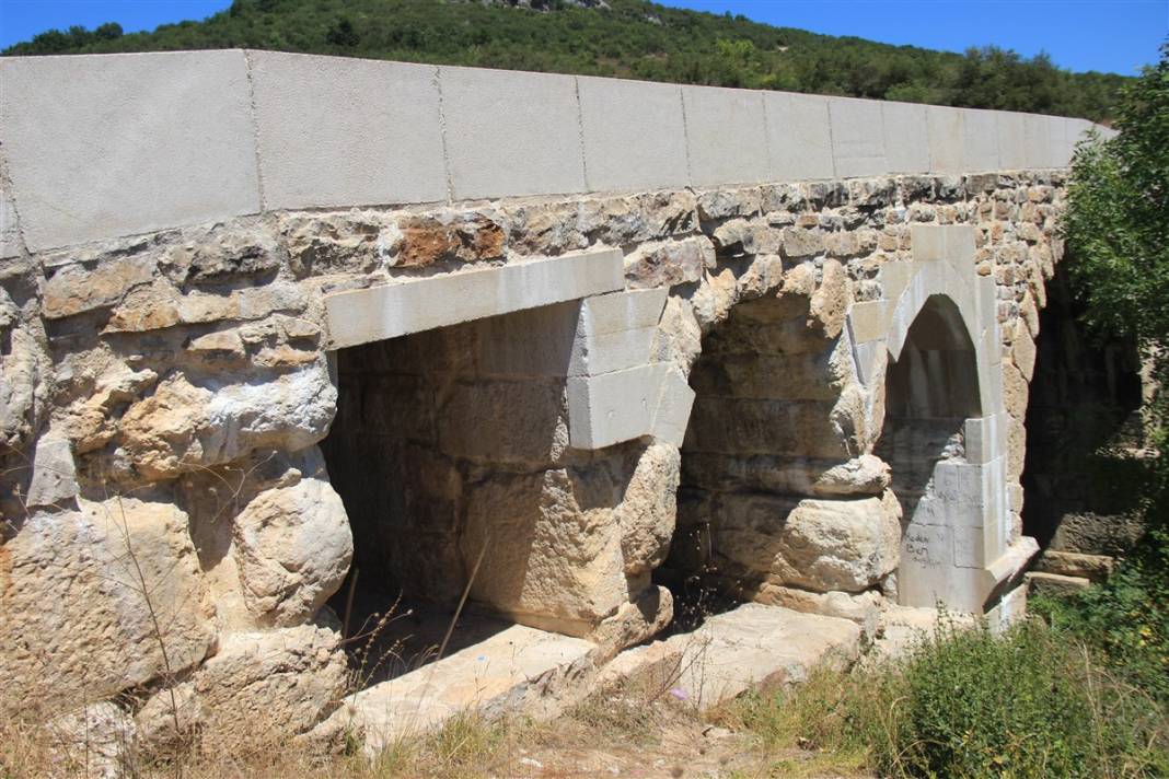 Tepki çeken restorasyon: 2 bin yıllık Roma köprüsüne beton bloklar koydular 11