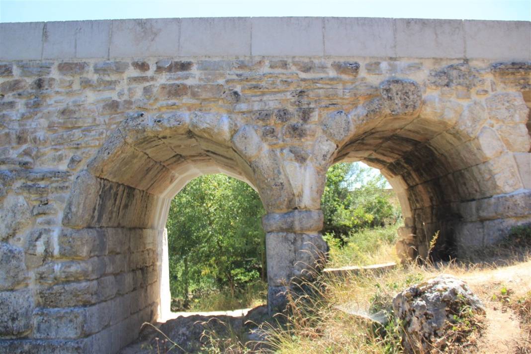 Tepki çeken restorasyon: 2 bin yıllık Roma köprüsüne beton bloklar koydular 10