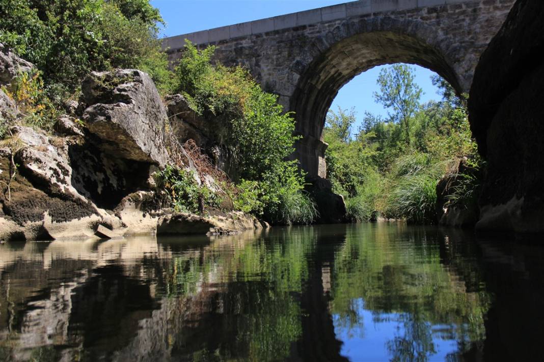 Tepki çeken restorasyon: 2 bin yıllık Roma köprüsüne beton bloklar koydular 9