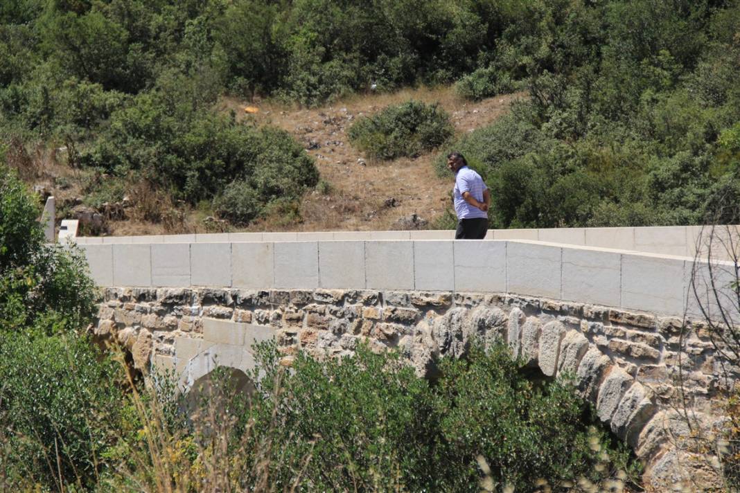 Tepki çeken restorasyon: 2 bin yıllık Roma köprüsüne beton bloklar koydular 8