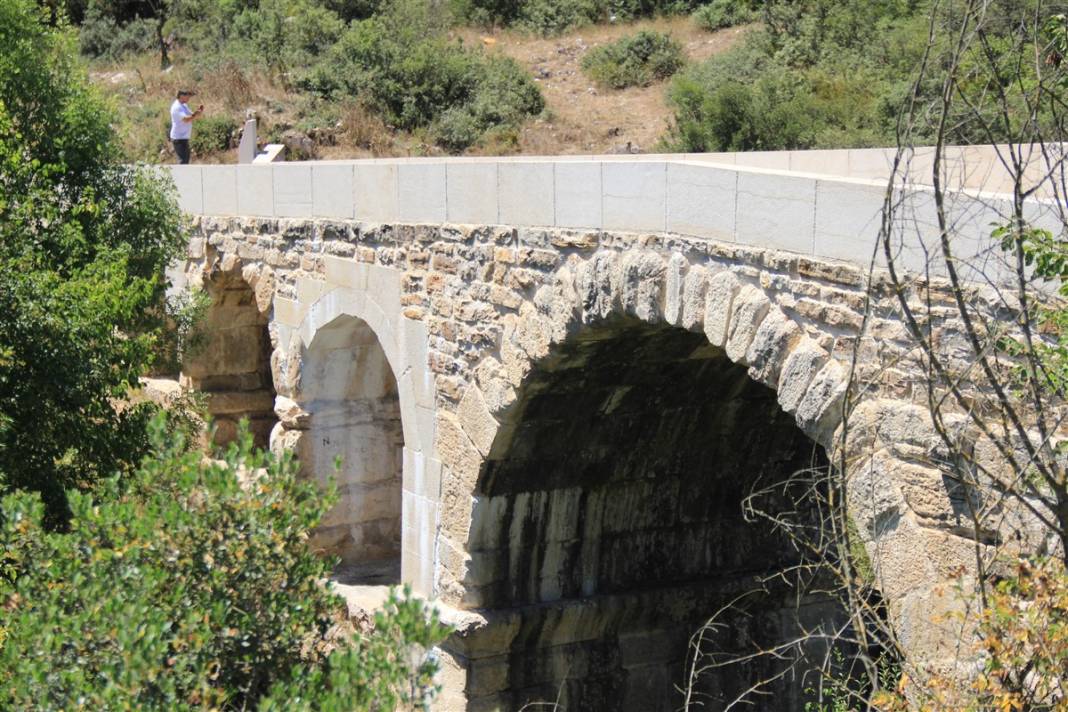 Tepki çeken restorasyon: 2 bin yıllık Roma köprüsüne beton bloklar koydular 7