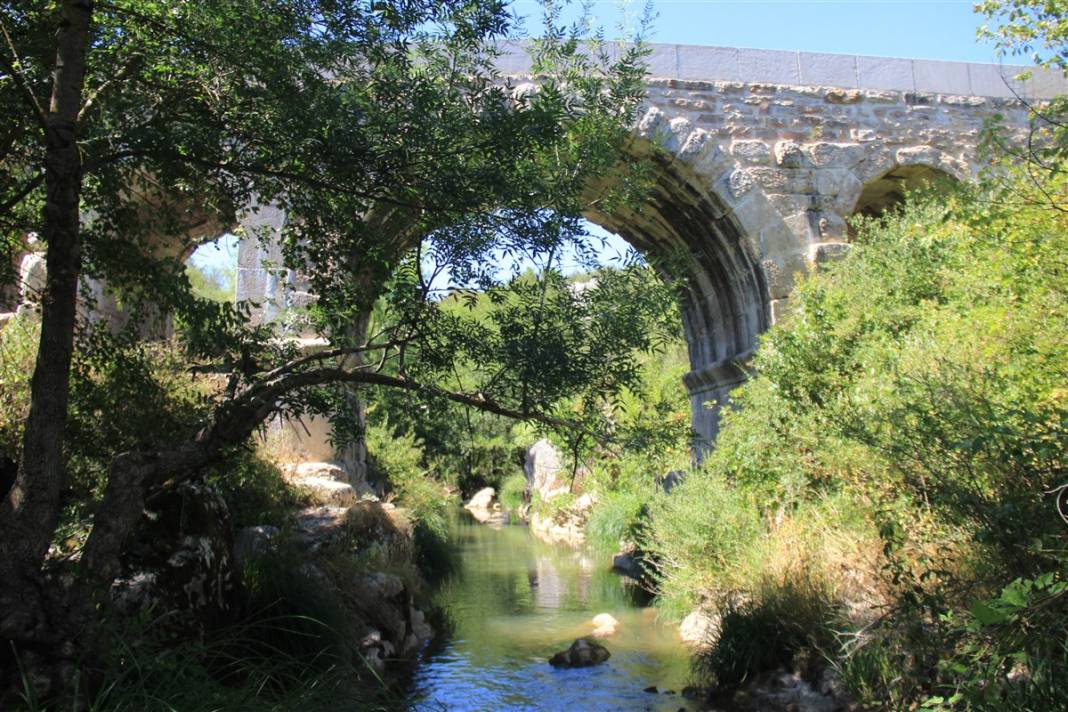 Tepki çeken restorasyon: 2 bin yıllık Roma köprüsüne beton bloklar koydular 5