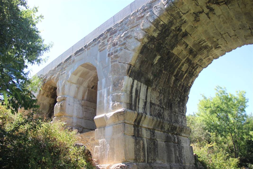 Tepki çeken restorasyon: 2 bin yıllık Roma köprüsüne beton bloklar koydular 4