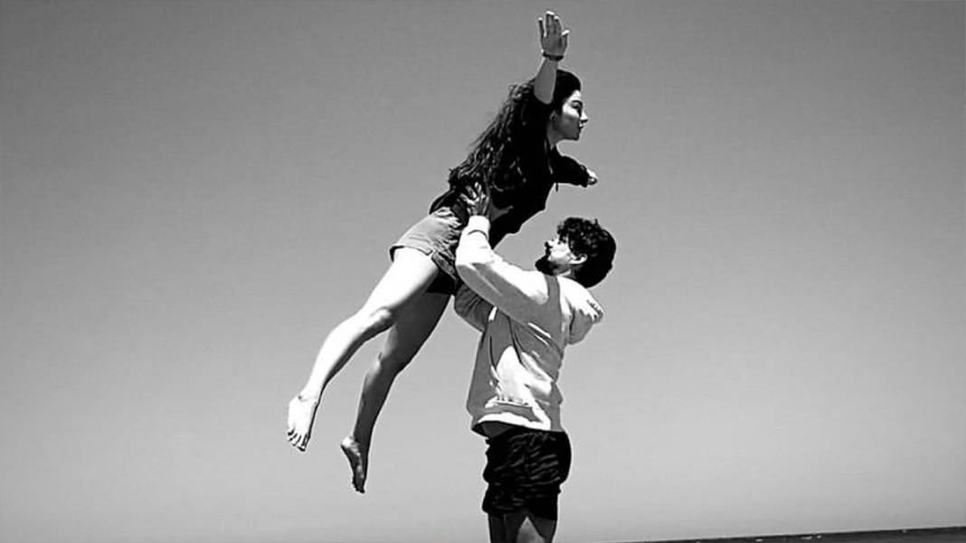 Ayça Ayşin Turan bronz teniyle balkonu ağlattı! Alp Navruz'un biricik sevgilisi pozuyla resmen yaktı! O nasıl fizik Ayça? 2