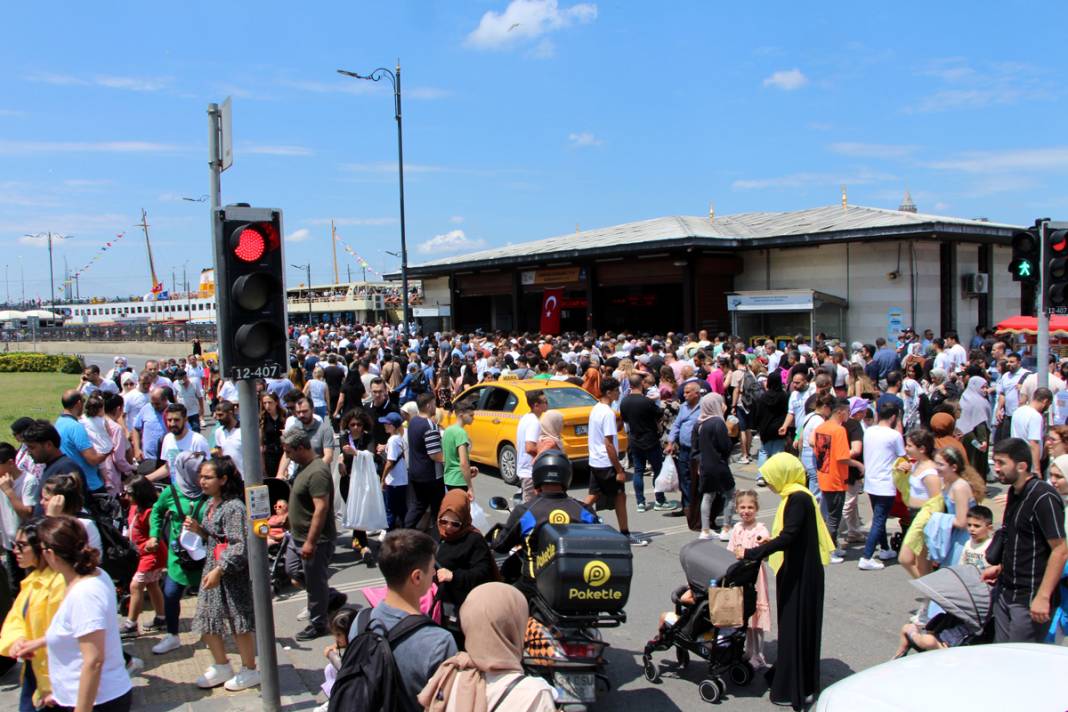 Eminönü'nde insanlar vapur iskelesine sığmadı 18