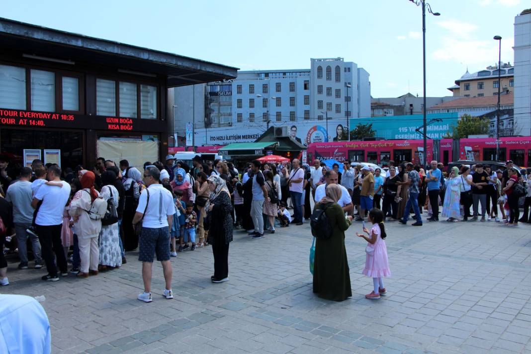 Eminönü'nde insanlar vapur iskelesine sığmadı 12