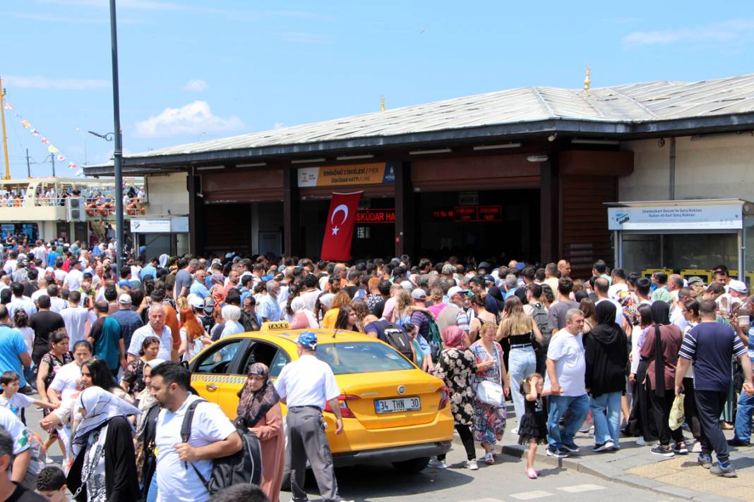 Eminönü'nde insanlar vapur iskelesine sığmadı 17