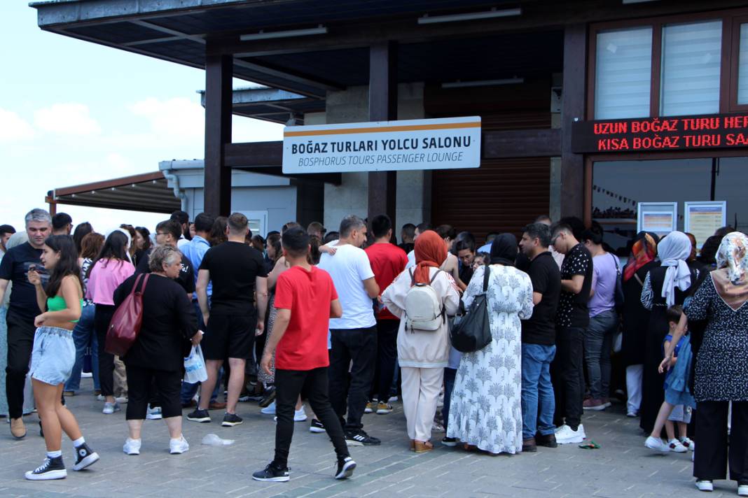 Eminönü'nde insanlar vapur iskelesine sığmadı 19
