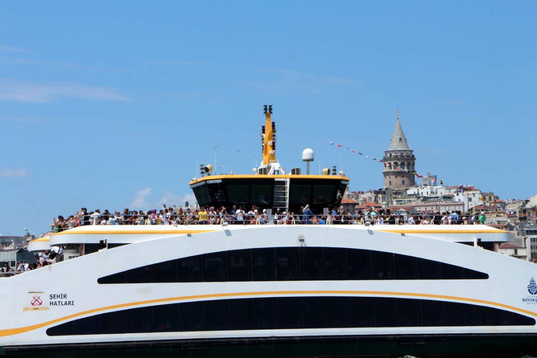 Eminönü'nde insanlar vapur iskelesine sığmadı 15