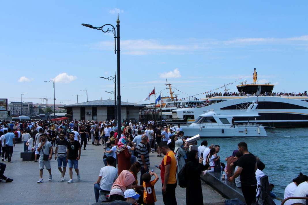Eminönü'nde insanlar vapur iskelesine sığmadı 13