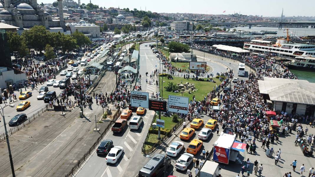Eminönü'nde insanlar vapur iskelesine sığmadı 9