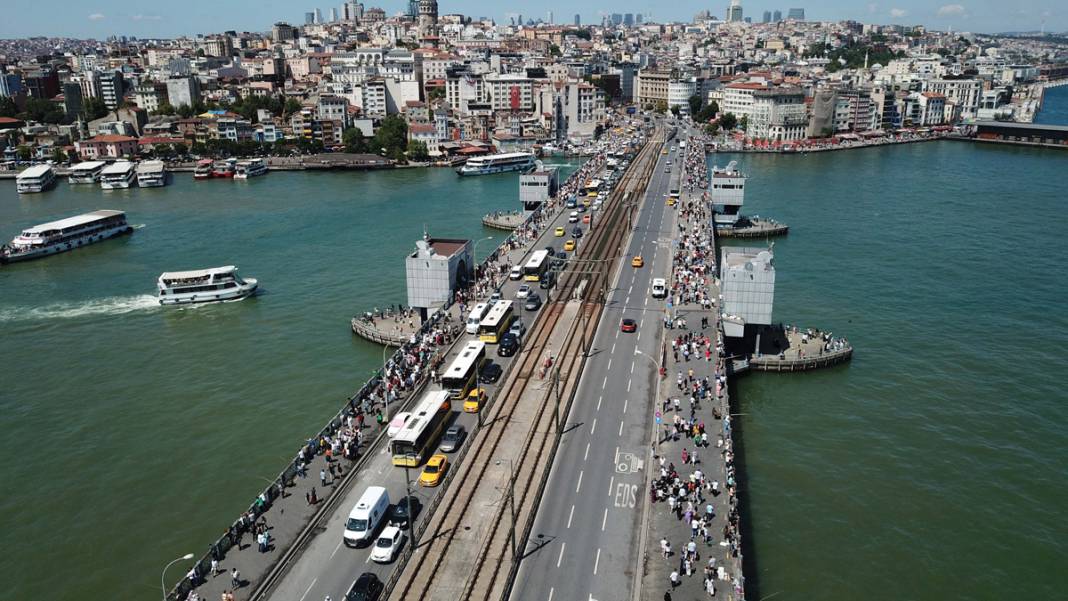 Eminönü'nde insanlar vapur iskelesine sığmadı 1