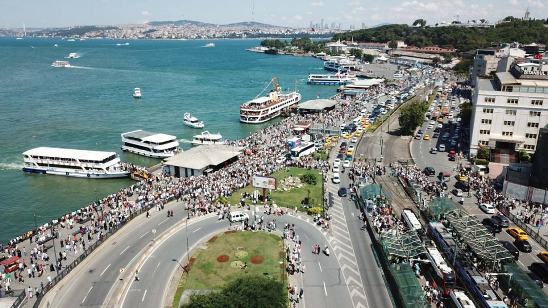Eminönü'nde insanlar vapur iskelesine sığmadı 10