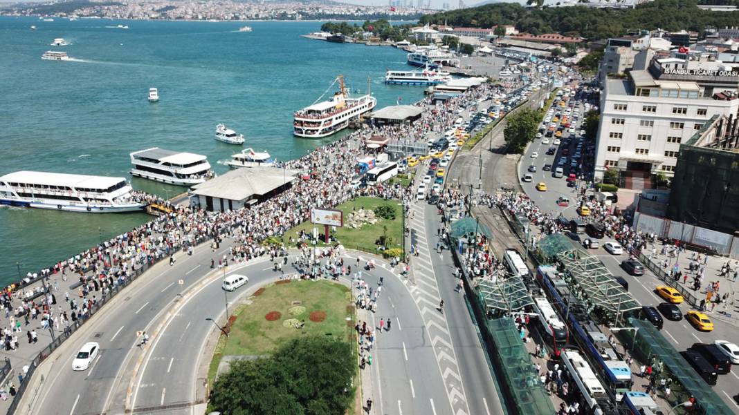 Eminönü'nde insanlar vapur iskelesine sığmadı 8