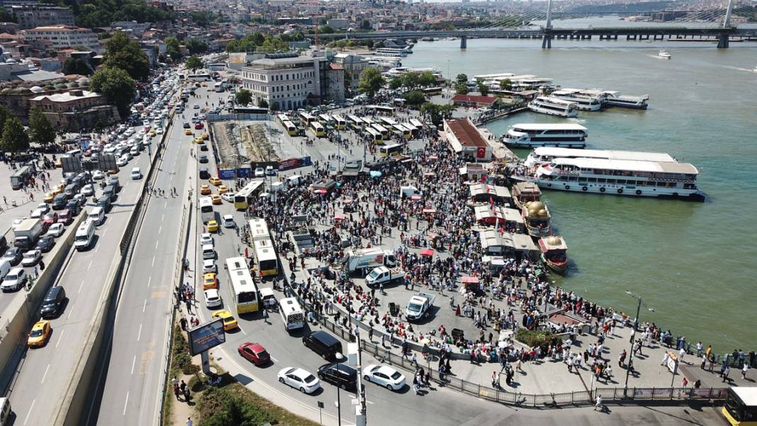 Eminönü'nde insanlar vapur iskelesine sığmadı 7