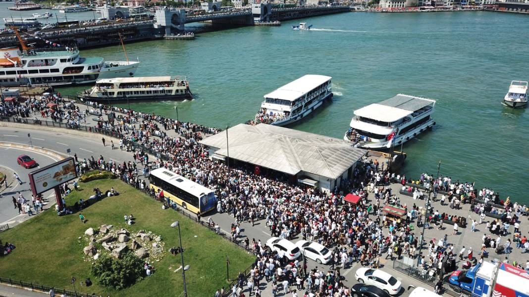 Eminönü'nde insanlar vapur iskelesine sığmadı 6