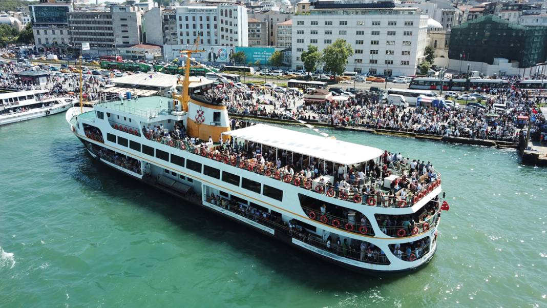 Eminönü'nde insanlar vapur iskelesine sığmadı 5