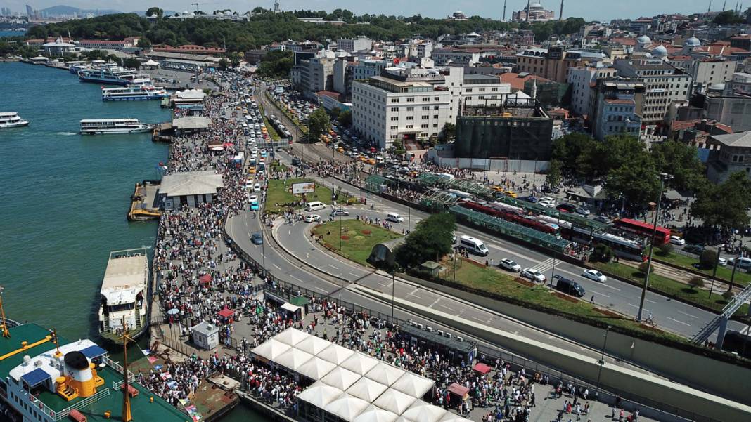 Eminönü'nde insanlar vapur iskelesine sığmadı 4