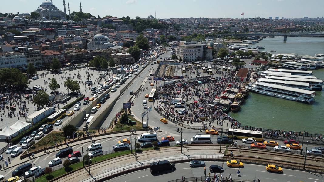 Eminönü'nde insanlar vapur iskelesine sığmadı 3