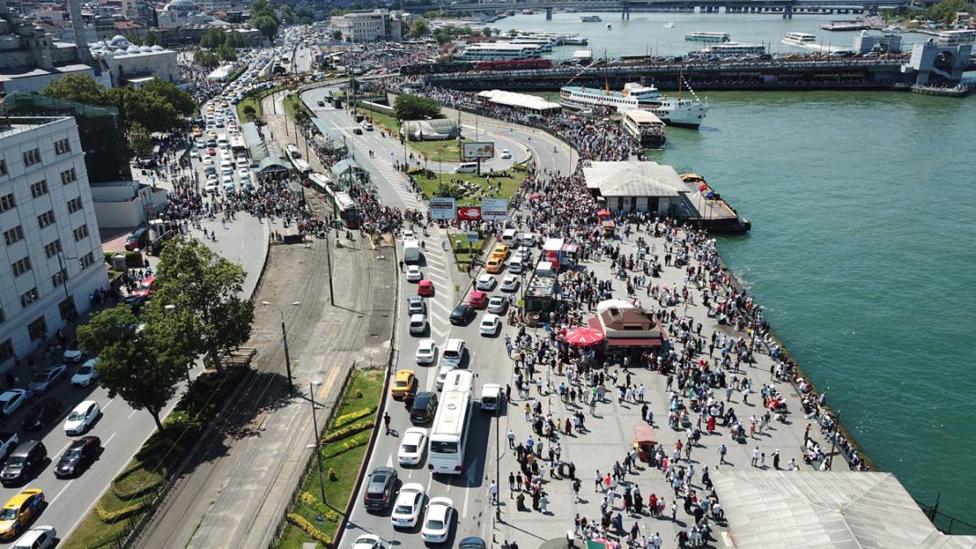 Eminönü'nde insanlar vapur iskelesine sığmadı 2