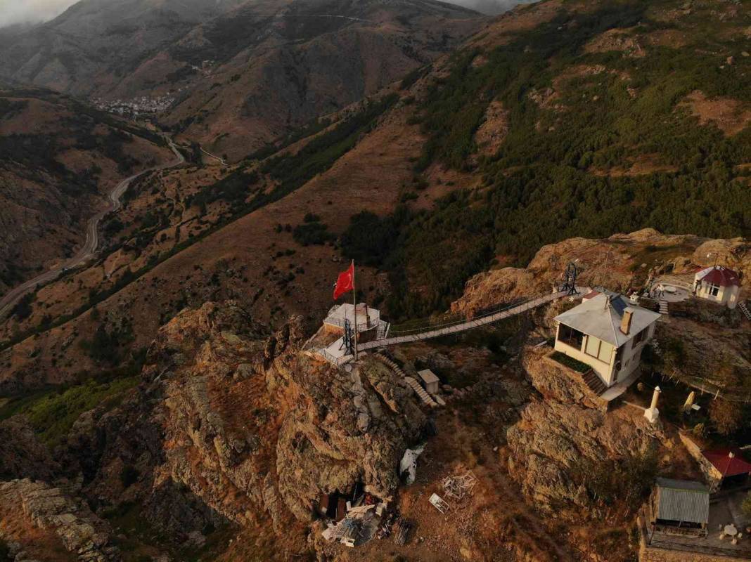 40 metrelik köprü ile gidiliyor: Görenleri şaşırtan ev 1