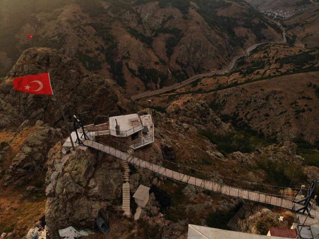 40 metrelik köprü ile gidiliyor: Görenleri şaşırtan ev 2