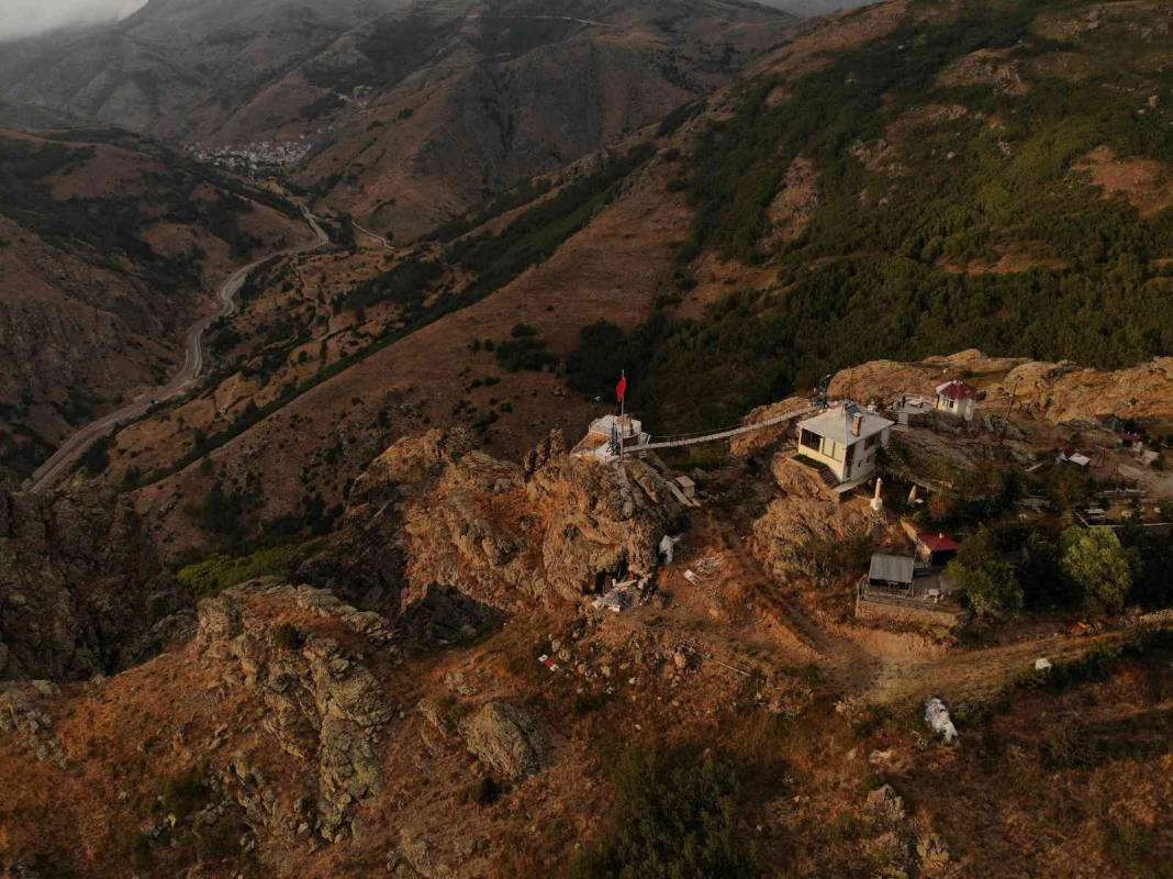 40 metrelik köprü ile gidiliyor: Görenleri şaşırtan ev 3