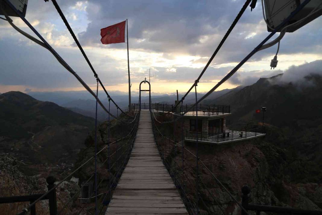 40 metrelik köprü ile gidiliyor: Görenleri şaşırtan ev 7