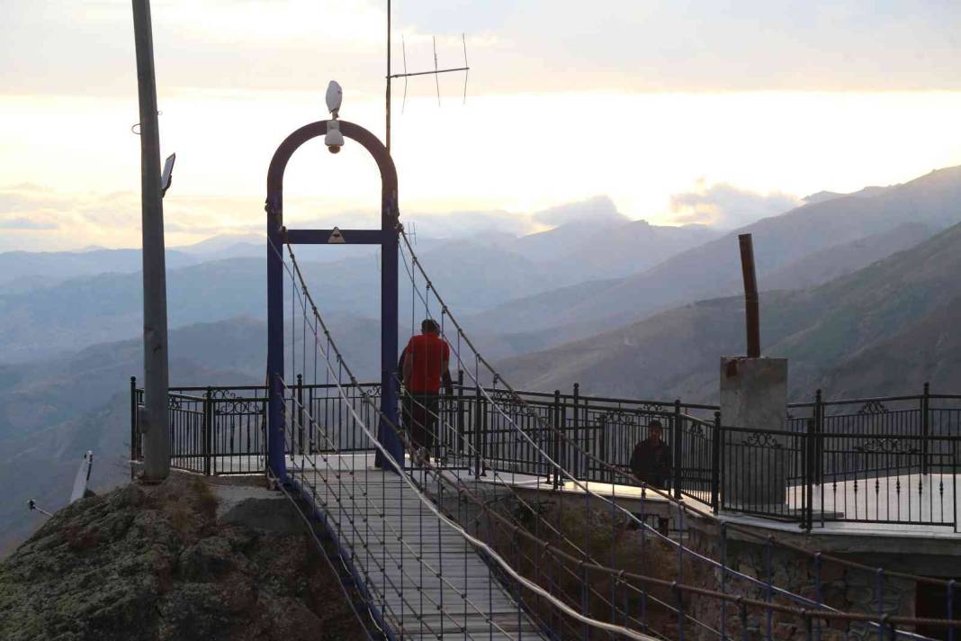 40 metrelik köprü ile gidiliyor: Görenleri şaşırtan ev 6