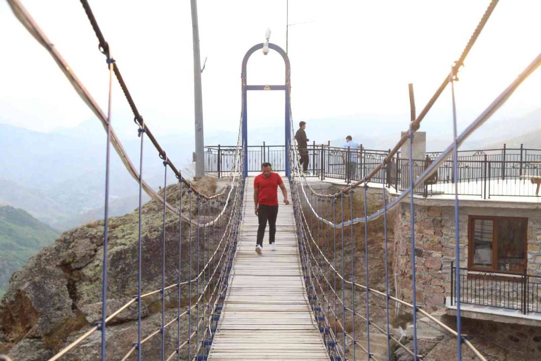 40 metrelik köprü ile gidiliyor: Görenleri şaşırtan ev 5