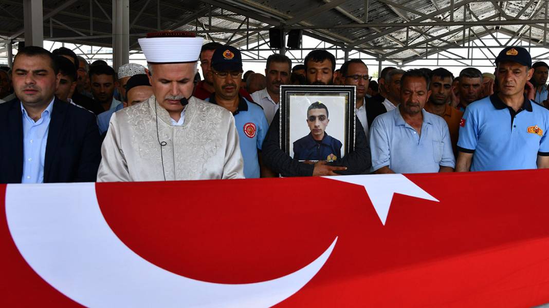 Korkunç kazada hayatını kaybeden itfaiyeci, sağlıkçı ve gazetecilere kahreden veda: Gaziantep'te gözyaşları sel oldu 3