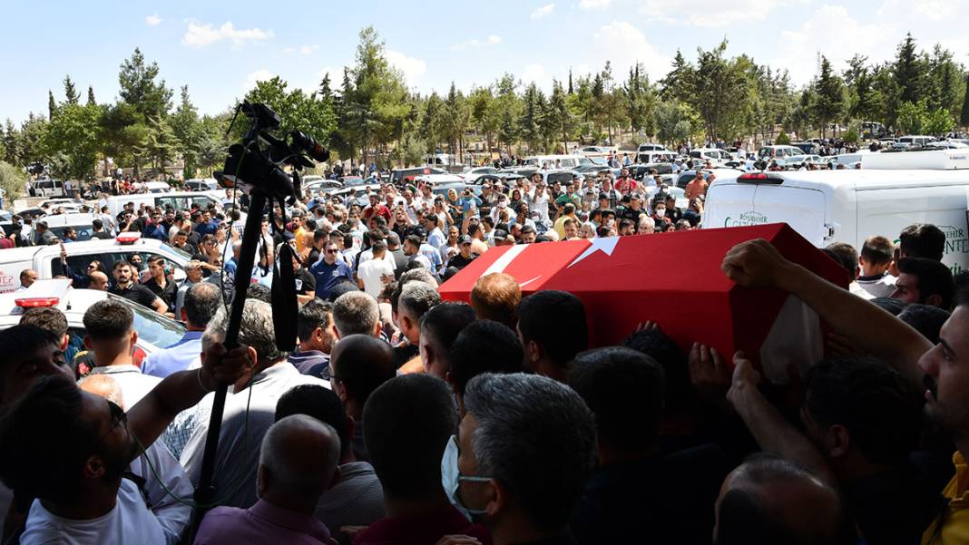 Korkunç kazada hayatını kaybeden itfaiyeci, sağlıkçı ve gazetecilere kahreden veda: Gaziantep'te gözyaşları sel oldu 6