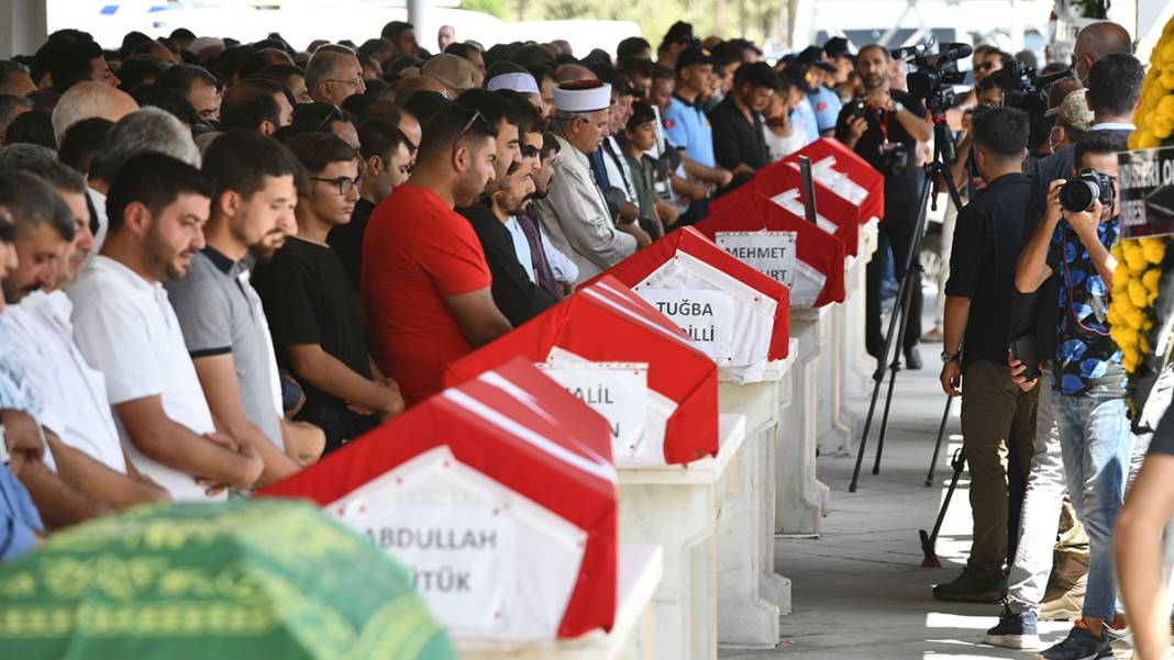 Korkunç kazada hayatını kaybeden itfaiyeci, sağlıkçı ve gazetecilere kahreden veda: Gaziantep'te gözyaşları sel oldu 2