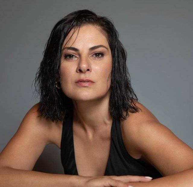 Akasya Durağı'nın Gülbin'i bir değişti pir değişti! Görenlerin ağzı açık kalıyor, bunlar nasıl pozlar? 8