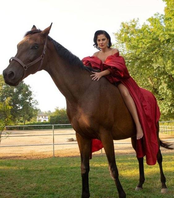 Akasya Durağı'nın Gülbin'i bir değişti pir değişti! Görenlerin ağzı açık kalıyor, bunlar nasıl pozlar? 6