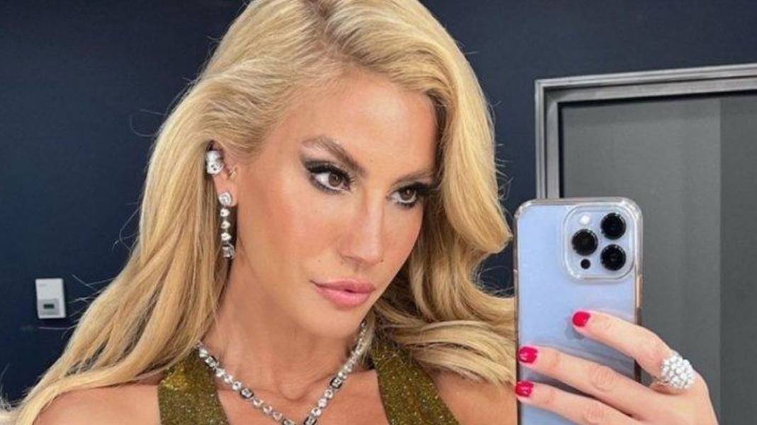 Çağla Şıkel ve ablası Berna'dan ağızları açık bırakan pozlar! Gören dönüp bir daha bakıyor: Bu nasıl bir genetik! 2