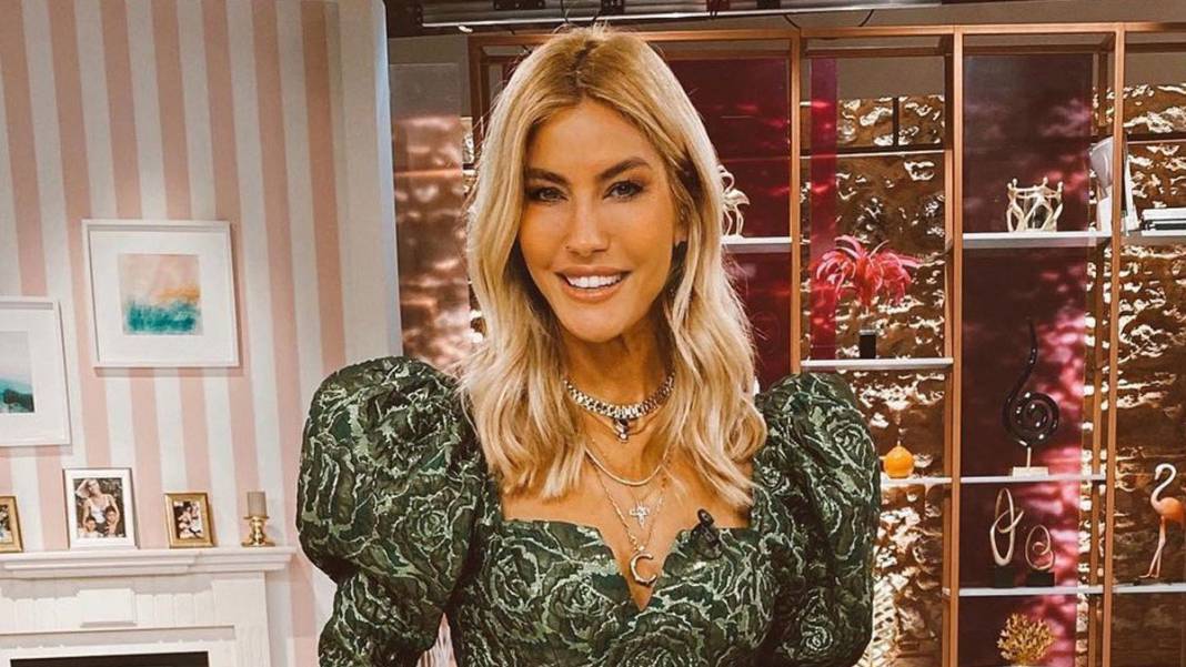 Çağla Şıkel ve ablası Berna'dan ağızları açık bırakan pozlar! Gören dönüp bir daha bakıyor: Bu nasıl bir genetik! 3