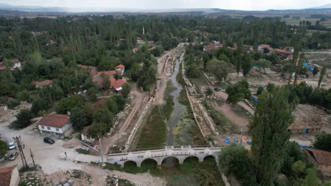 Aizanoi Antik Kenti kazısında mermer güneş saati bulundu 3