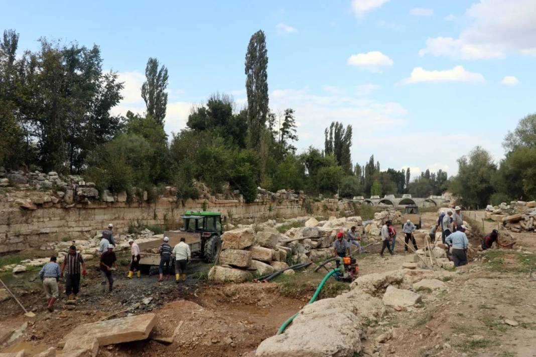 Aizanoi Antik Kenti kazısında mermer güneş saati bulundu 1