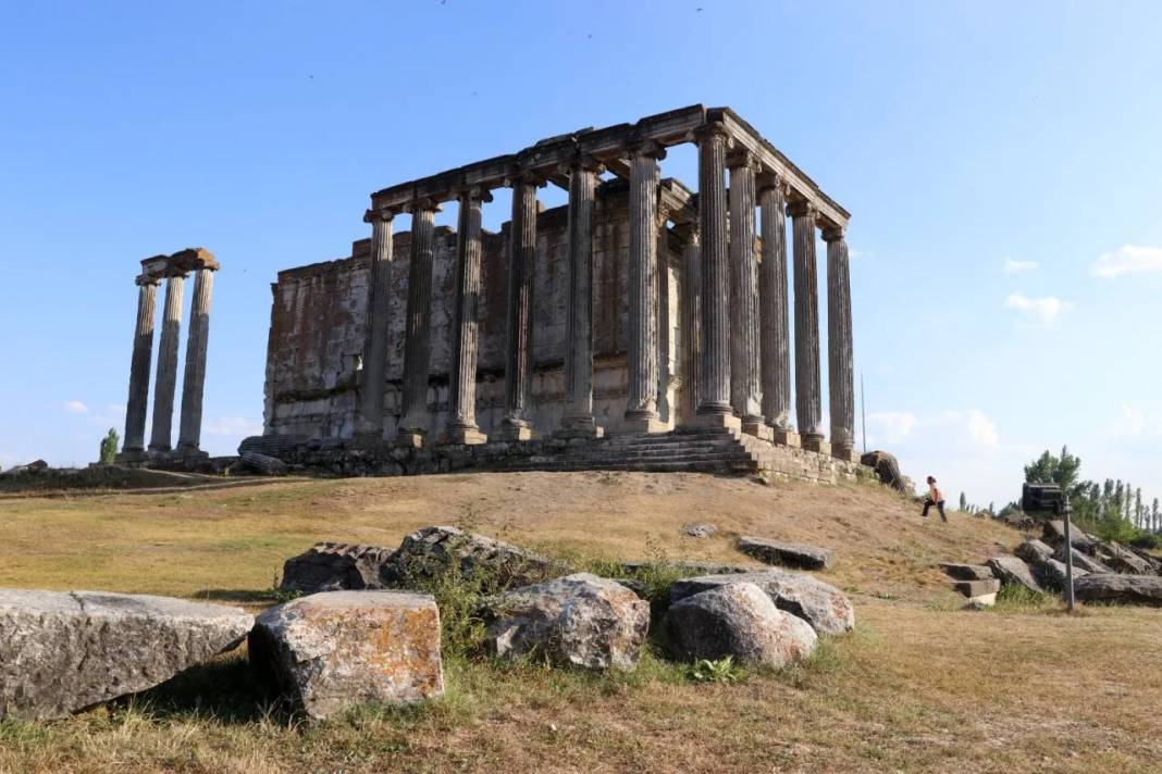 Aizanoi Antik Kenti kazısında mermer güneş saati bulundu 6