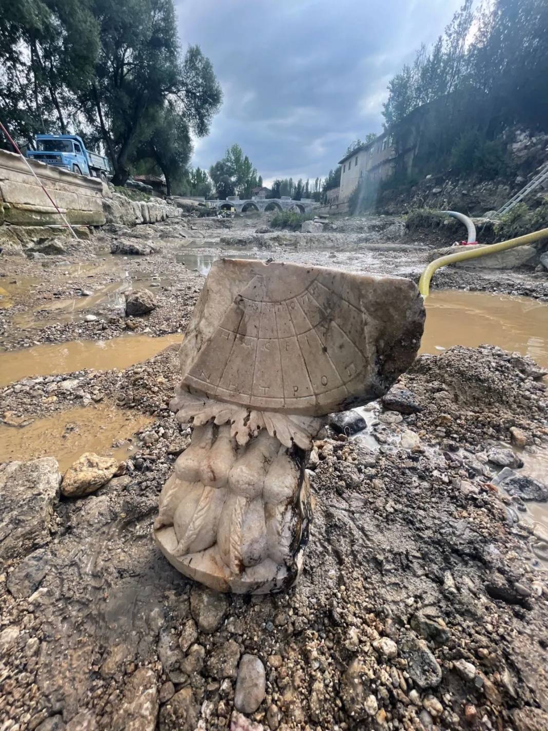 Aizanoi Antik Kenti kazısında mermer güneş saati bulundu 7